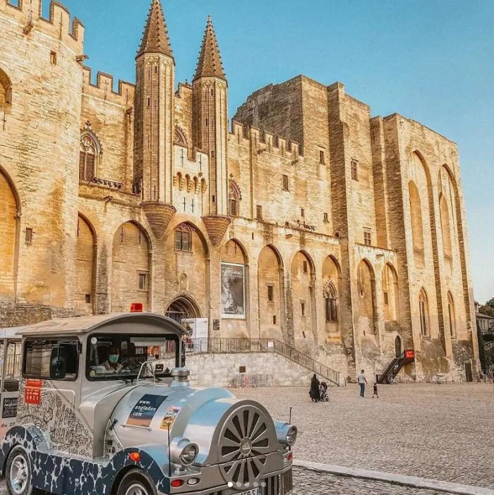 Loạt công trình kiến trúc gothic đồ sộ hay cả những toa tàu lửa cổ điển như đưa du khách quay ngược thời gian về với quá khứ. Ảnh: avignontourisme