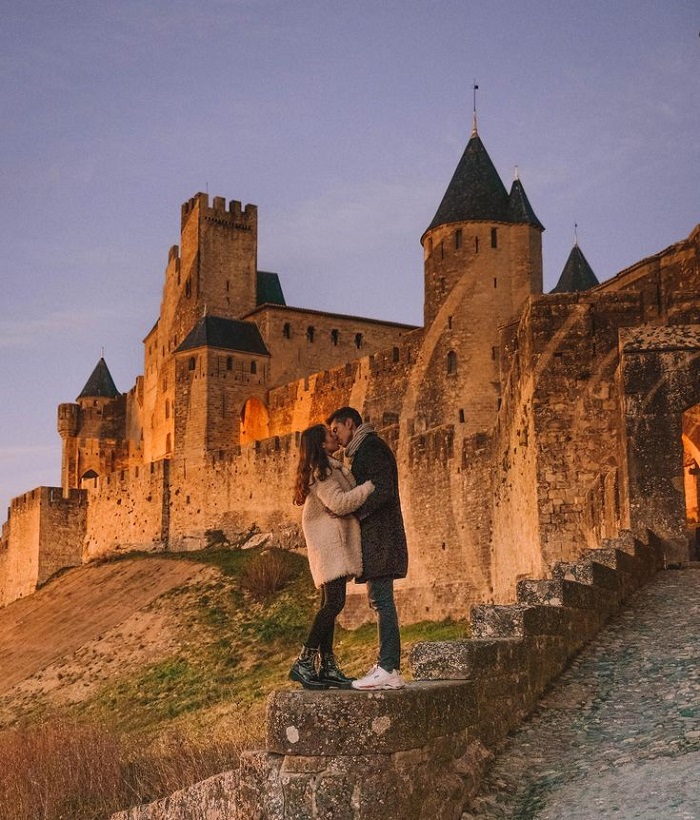 Tản bộ trên những con đường rải sỏi, góc phố xinh đẹp mang nét yên bình và cổ kính của Carcassonne. Ảnh: thecrazytourist 