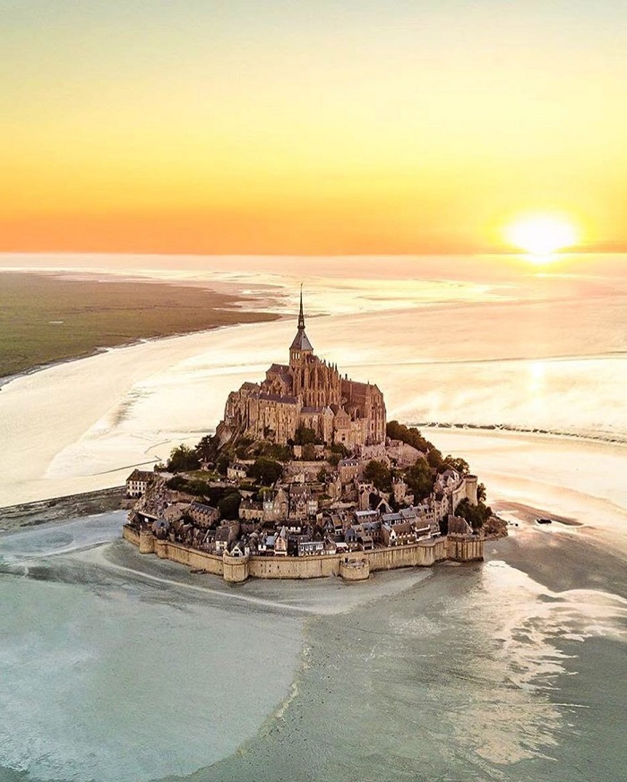 Le Mont-Saint-Michel là thị trấn duy nhất nằm biệt lập trên hòn đảo nổi ở Normandy với dân số chỉ vài chục người. Ảnh: Pinterest